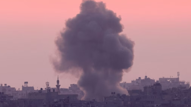 La escuela de la ONU en Nuseirat, Gaza, tras el ataque aéreo israelí que dejó al menos una treintena de muertos, según la Unrwa. Foto Archivo.
