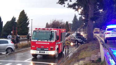 Los vehículos involucrados en el choque en Bariloche, con uno de ellos impactando contra un árbol y el otro sobre la vereda.