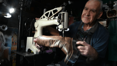 Mario cuenta con 50 años de experiencia, comenzó en este oficio para poder subsistir y continuó por pasión. Foto: Marcelo Ochoa.