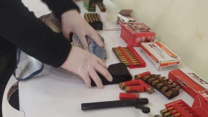 Tras un allanamiento en Roca, secuestraron un arma de fuego y vestimenta policial