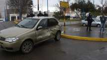 Imagen de Video | Fuerte choque entre un camión cargado de arena y un auto en pleno centro de Roca