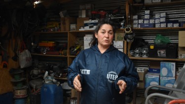 Belén García, es oficial de albañil y electricista hace seis años en Roca. Fotos: Juan Thomes.