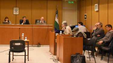 Los defensores Patricia Espeche y Carlos Vila buscaron ayer que se aparte a los jueces Oscar Gatti, Laura Pérez y Luciano Garrido. (Foto: Juan Thomes)