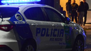 Murió un joven de Roca: salió a comprar bebidas y chocó contra un poste de luz entre Ruta 22 y Ruta Chica