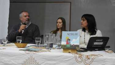La diseñadora Marina Hernalz (al medio), y Marina Rizzuto, presentaron “Nuestros días”, editado por el FER.  