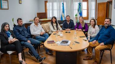 El intendente y autoridades de Allen, junto a la diputada Villaverde y el legislador César Domínguez, la semana pasada.