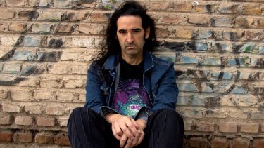 Serafín es el autor de los dibujos que ilustran “Escenas del delito americano y “La vida es una misión secreta”, libros del Indio Solari.