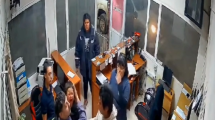 Imagen de Video | Otra vez, los bomberos de Centenario le salvaron la vida a un bebe de un año