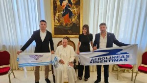 En medio del tratamiento de la Ley Bases, el papa Francisco posó con la bandera de Aerolíneas Argentinas
