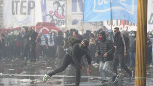 Tensión por la Ley Bases: denuncian que hubo infiltrados en las manifestaciones y crece el número de detenidos