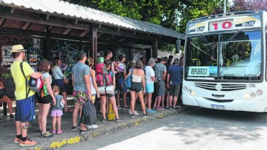 La decisión es que las líneas de largo recorrido tengan precios escalonados, con cargo exclusivo a los turistas. (archivo