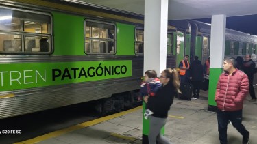 Tiempo de subir al tren en San Antonio Oeste, en la costa de Río Negro, al norte de la Patagonia. Fotos: Agencia Rieles.