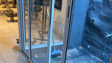 Los asaltantes ingresaron por una puerta trasera, que no tiene rejas. Foto: gentileza Policía de Neuquén. 