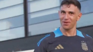 El «Dibu» recibió una emotiva sorpresa en Inglaterra: ¿De qué se trata?