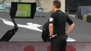 El innovador cambio que aplicará el VAR en la Premier League para la próxima temporada