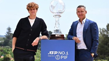 El presidente del ATP Tour, Andrea Gaudenzi, entregó el trofeo a Jannik Sinner.