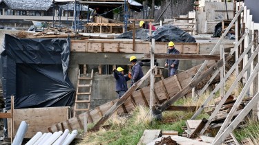La obra del memorial de Malvinas sigue con trabajo constante en la costa del lago Nahuel Huapi, en Bariloche. Foto: Chino Leiva