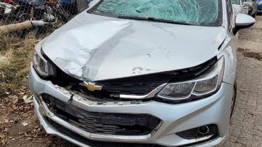 Cuál es el estado del hombre atropellado por un chico que le robó el auto a su padre en Centenario. Crédito Centenario Digital.