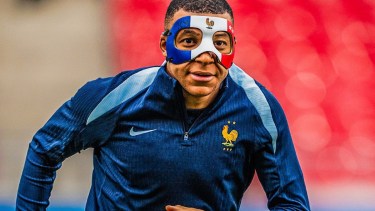 Kylian Mbappé apareció con una llamativa máscara en el entrenamiento de Francia. 