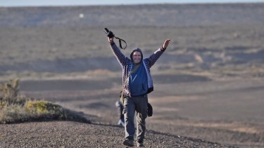 Luis en la costa de Chubut, la zona que tanto le gusta recorrer. Lo encontrás en las redes como Fotero Patagónico. Aquí feliz, retratado por su amigo Roberto Listro. 
