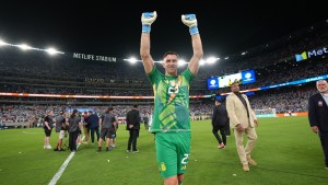 Dibu Martínez reveló detalles sobre su desaforado festejo de cara a los chilenos en la Copa América