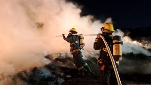 Combatieron un incendio de neumáticos en Cinco Saltos: «Es difícil que haya sido accidental»