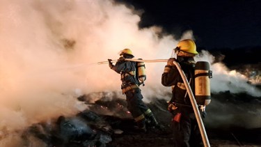 Creen que el fuego fue generado de forma intencional. Foto: gentileza bomberos Cinco Saltos. 