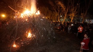 Video | En Neuquén pasaron el frío con la tradicional fogata de San Juan: así se encendió