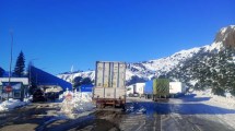 Imagen de Pasos a Chile: la nieve cedió y Pino Hachado recibió 80 camiones que esperaban en Las Lajas