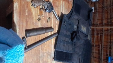 Secuestro de armas y municiones en allanamientos realizados en Viedma. Foto: gentileza policía.