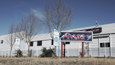 La embotelladora Alvura está al pie de la vertiente donde se extrae el mejor agua mineral natural de manatial. Está a pocos kilómetros de Loncopué.