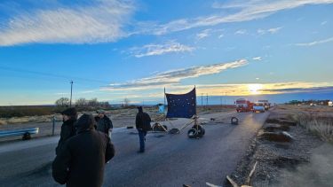 Los trabajadores del EPAS cortaron la Ruta 22 a a altura de Arroyito este jueves. (Gentileza)