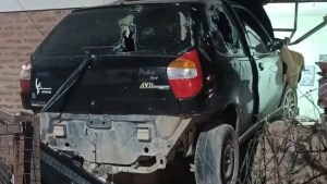 Bahía Blanca: terminó con su auto incrustado en una casa y dio positivo a marihuana