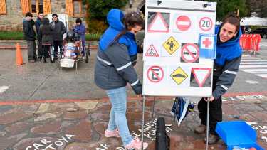 Los estudiantes cerraron la Semana de la Seguridad Vial en el Centro Cívico. Foto: Chino Leiva