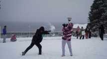 Imagen de La nieve llegó a Bariloche en el arranque del fin de semana extra largo: así disfrutan los turistas