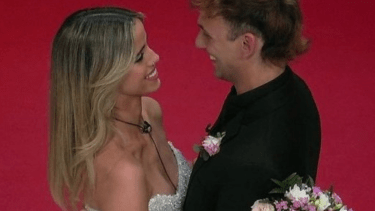 Bautista y Denisse se demostraron su amor en la falsa boda pero la novia terminó yéndose de la casa enojada. 