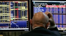 Imagen de El riesgo país se acerca a los 1.500 puntos, mientras caen fuerte acciones y bonos: temor por el swap con China