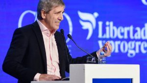 ¿Hay devaluación?: Luis Caputo salió a enfrentar los rumores, en medio de la suba del dólar blue a $1.300