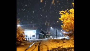 Nieve tupida en Caviahue durante la noche de este miércoles.