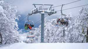 Video: nevó en Chapelco y el cerro es una fiesta, este finde bajan los precios y en septiembre hay curso de residentes