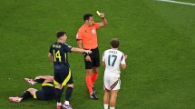 Imagen de El técnico de Escocia explotó contra Facundo Tello y desató la polémica: «Es de Argentina, por qué no es un árbitro europeo»