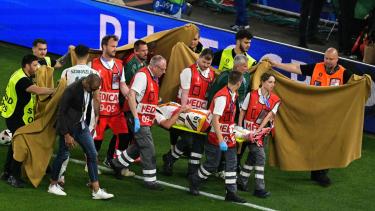 Barnabas Varga fue retirado en camilla en el partido entre Hungría y Escocia.