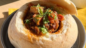 Alto guiso de lentejas en pan ahuecado ¿probaste?