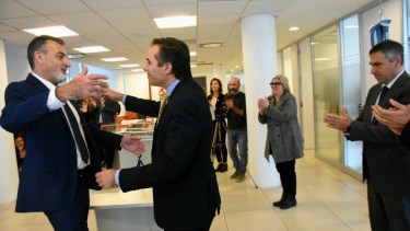 El abrazo de Zabala y Gerez, el aplauso de Gennari y Mazieres, durante el acto en el MPF de Neuquén. (Matías Subat)