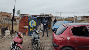 La Policía Federal realizó tres allanamientos en diferentes barrios de Viedma. 