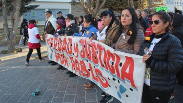 La movilización partió de la explanada municipal y culminó en la puerta del cuartel. (Gentileza)