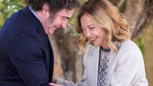 Milei en la cumbre del G7: abrazos con Giorgia Meloni, el papa Francisco y Biden