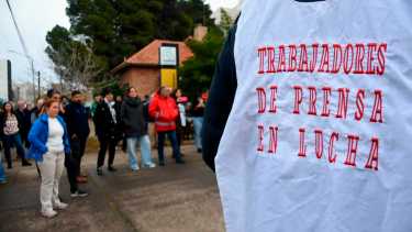 Abrazo a Radio Nacional Neuquén por el sindicato de prensa. Foto: Matías Subat. 