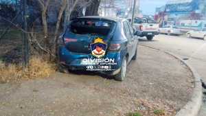 La chocó una camioneta y terminó contra un poste, en Neuquén