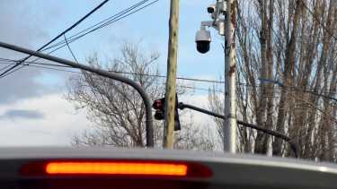 En Valentina sur rural o en la nueva Ruta 22 ya están instaladas las cámaras para multar a los que arrojan escombros o basura (foto Matías Subat) 